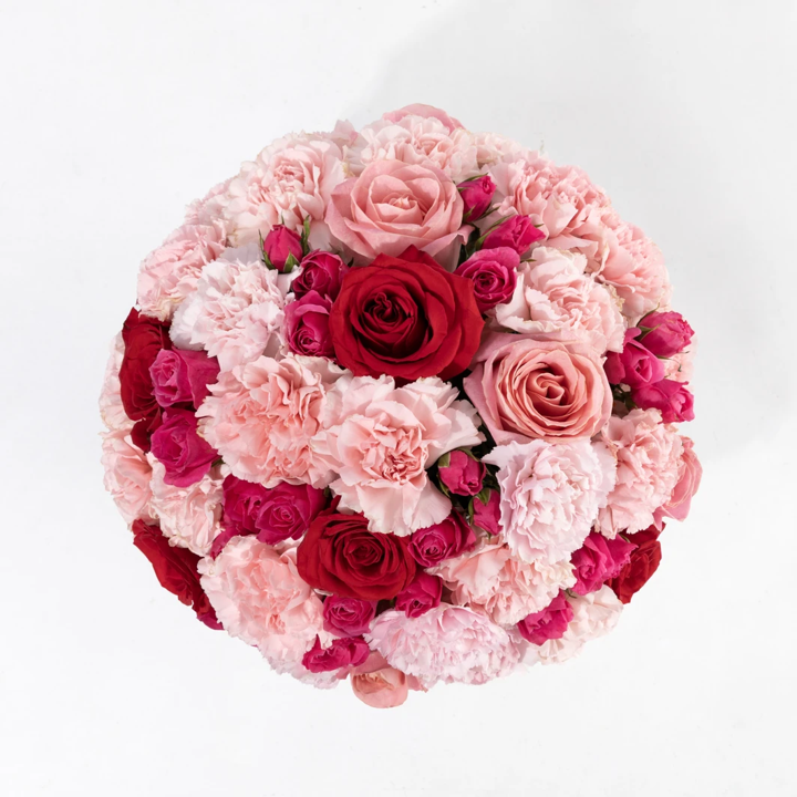 Dulce Emoción con Rosas y Claveles