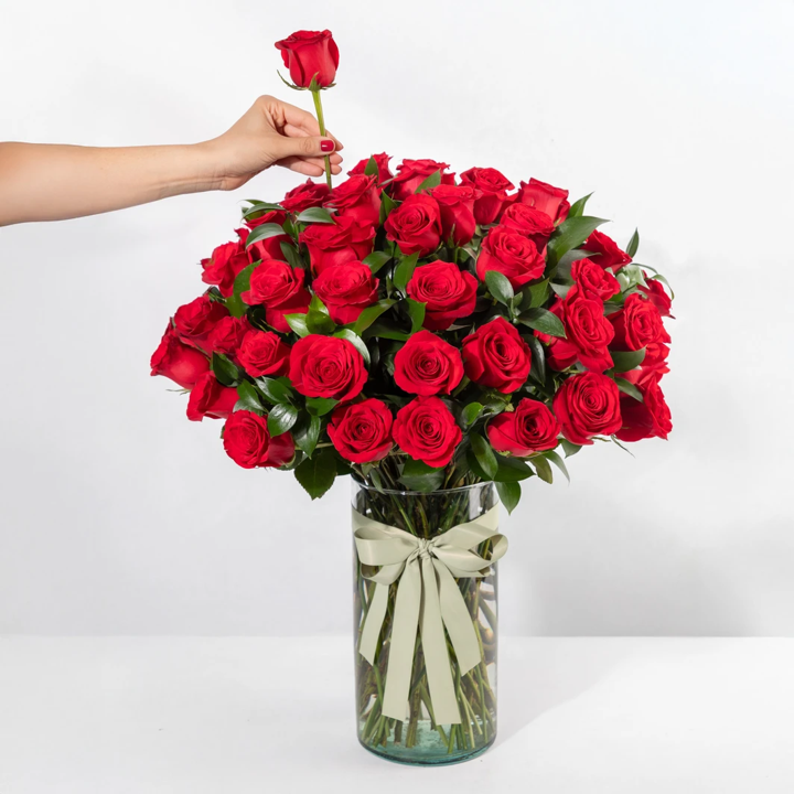 Clásico Amor con 50 rosas rojas