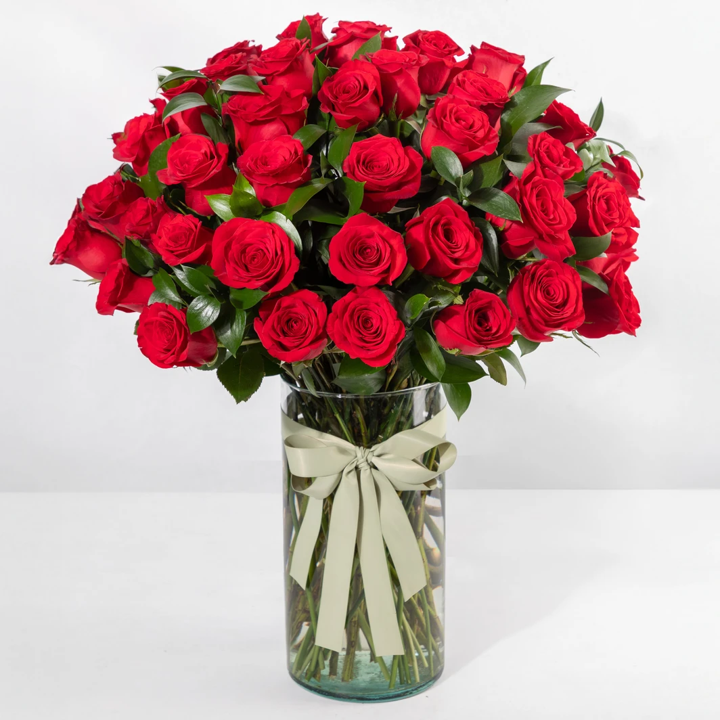 Clásico Amor con 50 rosas rojas