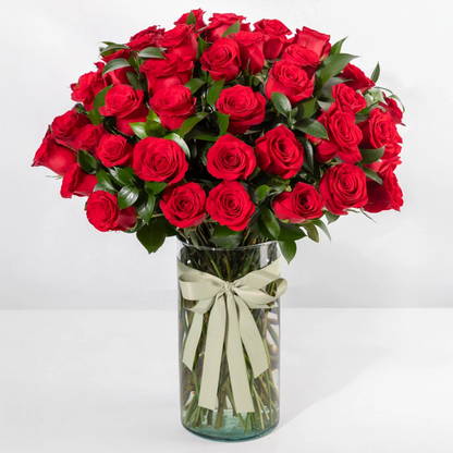 Clásico Amor con 50 rosas rojas