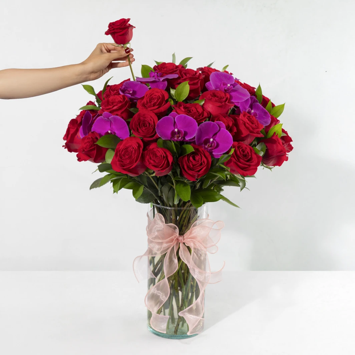 Instante Arreglo de Rosas Rojas y Orquídeas