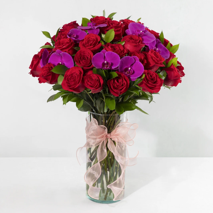 Instante Arreglo de Rosas Rojas y Orquídeas