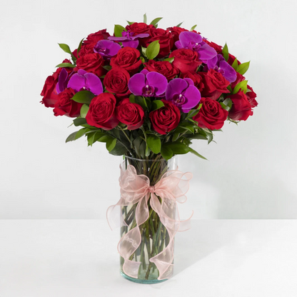 Instante Arreglo de Rosas Rojas y Orquídeas