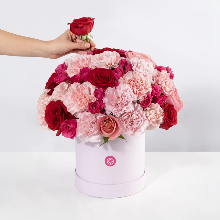Dulce Emoción con Rosas y Claveles