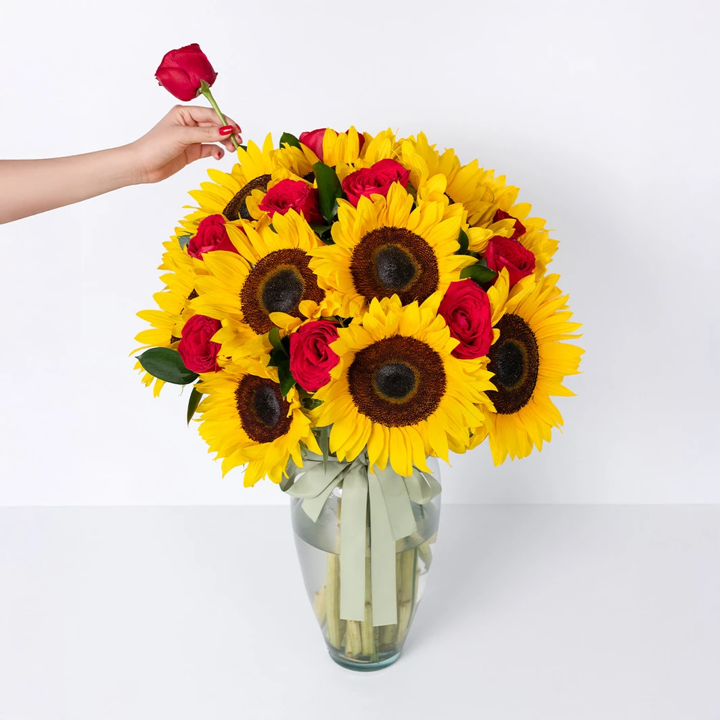 12 Rosas rojas con girasoles en jarron