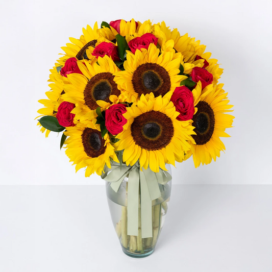 12 Rosas rojas con girasoles en jarron